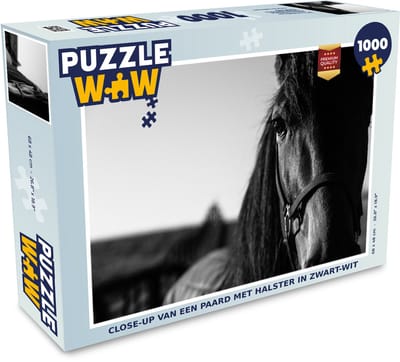 Puzzel Close-up van een paard met halster in zwart-wit - Legpuzzel - Puzzel 1000 stukjes volwassenen