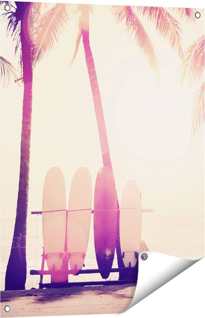 Gards Tuinposter Tropisch Strand met Surfborden - 60x80 cm - Tuindoek - Tuindecoratie - Wanddecoratie buiten - Tuinschilderij