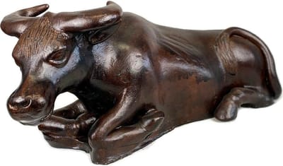 Liggende stier / Handgemaakte houten beeld / Indonesisch beeld