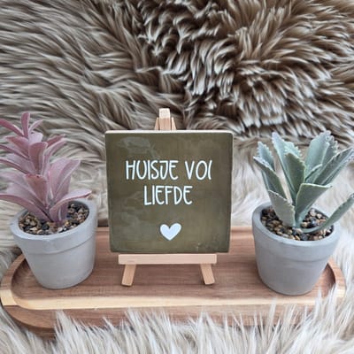 Robuust Wenstegeltje – Huisje vol Liefde – Hip trendy tegeltje – 10x10 cm – Wanddecoratie – Cadeau voor Nieuwe Woning, Housewarming of Gezinscadeau – Sfeervol en Persoonlijk - Vriend(in) – Trendy nu – Decoratief Tegeltje met Standaard – Cadeau Idee
