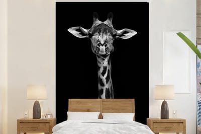 Behang - Fotobehang Giraffe - Dieren - Portret - Zwart - Breedte 200 cm x hoogte 300 cm