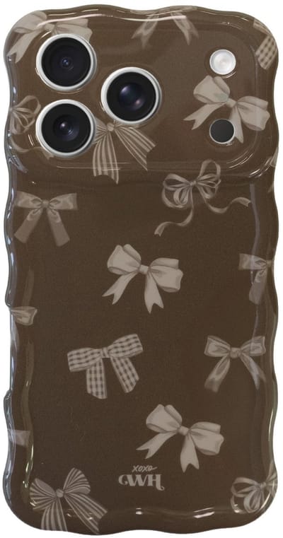 xoxo Wildhearts Glossy Wavy Case Midnight Muse telefoonhoesje - Geschikt voor iPhone 17 Pro - Golvend hoesje - Glimmende silicone case met golven - Vlekbestendig - Hoesje met strikjes patroon - Bruin