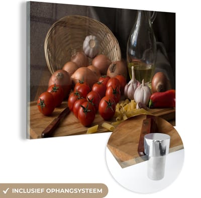 MuchoWow® Glasschilderij 120x80 cm - Schilderij acrylglas - Snijplank - Groente - Stilleven - Pasta - Uit - Tomaat - Snijplank - Foto op glas - Muurdecoratie woonkamer - Wanddecoratie slaapkamer - Schilderijen