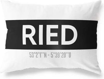 Tuinkussen RIED - FRIESLAND met coördinaten - Buitenkussen - Bootkussen - Weerbestendig - Jouw Plaats - Studio216 - Modern - Zwart-Wit - 50x30cm