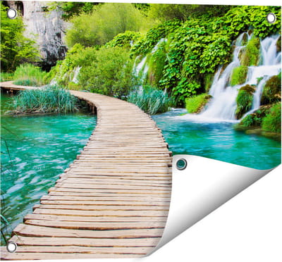 Gards Tuinposter Houten Pad op het Water bij de Watervallen - 50x40 cm - Tuindoek - Tuindecoratie - Wanddecoratie buiten - Tuinschilderij