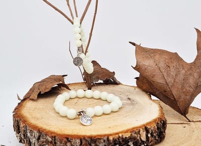 Handgemaakte natuursteen Geluksarmband met hanger "Astrologische Symbolen " Maan licht" -10 mm diameter van de korrel- Diameter armband 20 cm - Kies je favoriete Astrologische Symbolen - Een mooi cadeau voor familie en vrienden