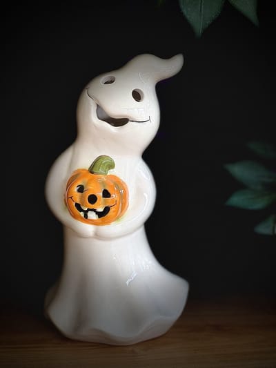 Spookje met pompoen wit-oranje LED 21cm hoog- Decoratie - voor binnen - Halloween - Herfst - Cadeau - Geschenk - Griezel -
