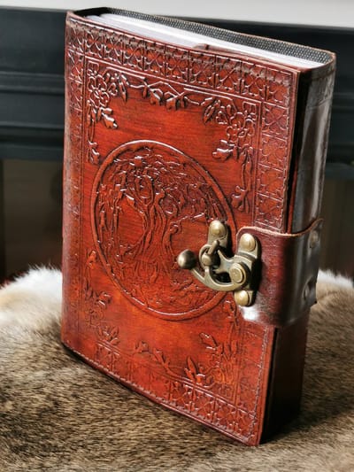 Nemesis Now - Leren Notitieboek Levensboom met vintage sluiting - Leren Journal Tree of Life with vintage lock - 21cm x 15cm