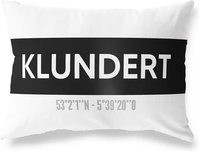Tuinkussen KLUNDERT - NOORD-BRABANT met coördinaten - Buitenkussen - Bootkussen - Weerbestendig - Jouw Plaats - Studio216 - Modern - Zwart-Wit - 50x30cm