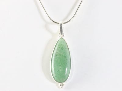 Lange druppelvormige zilveren hanger met groene aventurijn aan ketting
