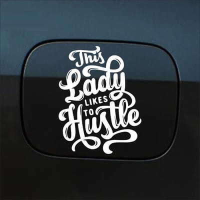 Bumpersticker - This Lady Likes To Hustle - 13,8 X 10,3 - Wit