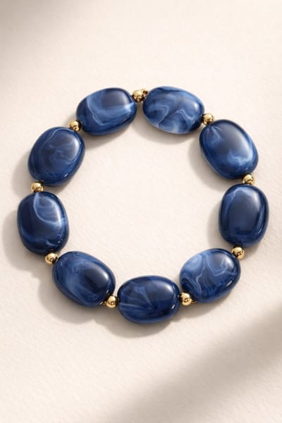 Lundholm Luxe Kralen Armband Dames Blauw – Premium Stainless Steel Jewellery Goud Kleurig Armband – Blauwe Acryl Kralen – Elastische Armband One Size 18 cm – My Örebro Serie – Luxe Cadeau voor Haar