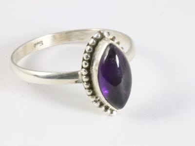 Fijne bewerkte zilveren ring met amethist - maat 17