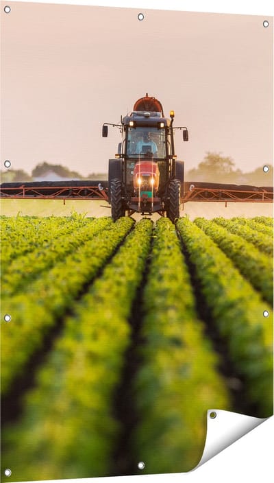 Gards Tuinposter Rode Tractor op het Veld aan het Sproeien - 80x120 cm - Tuindoek - Tuindecoratie - Wanddecoratie buiten - Tuinschilderij
