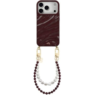 xoxo Wildhearts Burgundy Glaze telefoonhoesje met koord - geschikt voor iPhone 17 Pro Max - Burgundy Muse & Pearls - Dream hoesje met telefoonkoord - Glimmende silicone case met plooien - Kralenketting met korte parelketting - Bordeaux rood