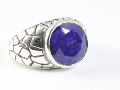 Zware bewerkte zilveren ring met blauwe saffier - maat 19