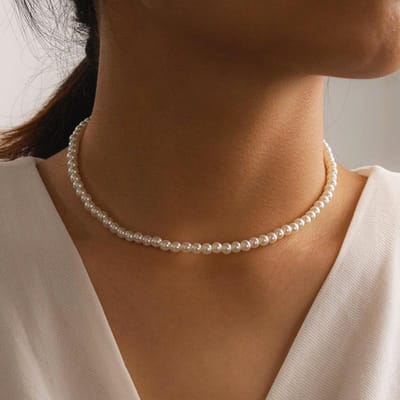 Trendy fijne goudkleurige strikketting met strass steentjes, perfect voor dames. Een stijlvol sieraad met glanzende kristallen, ideaal als huwelijksgeschenk. brown