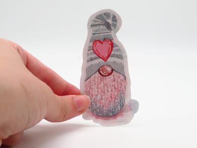Grijze Hartjes Kabouter Sticker - Valentijn VolksWagen | Vera's Arts & Dice | Schattige Stickers - Handgemaakte Stickers - Journaling - Bullet Journal - Scrapbooking - Leuke Stickers - Laptop Sticker - Telefoon Sticker