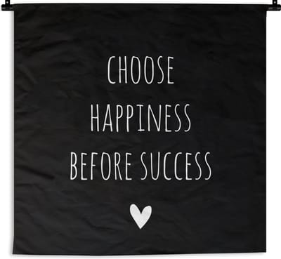 Wandkleed - Wanddoek - Engelse quote "Choose happiness before succes" met een hartje voor een zwarte achtergrond - 90x90 cm - Wandtapijt