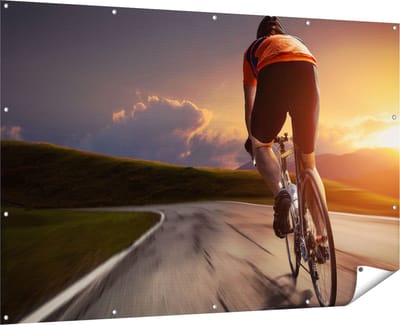Gards Tuinposter Wielrennen Fietser op de Weg bij Zonsondergang - 180x120 cm - Tuindoek - Tuindecoratie - Wanddecoratie buiten - Tuinschilderij