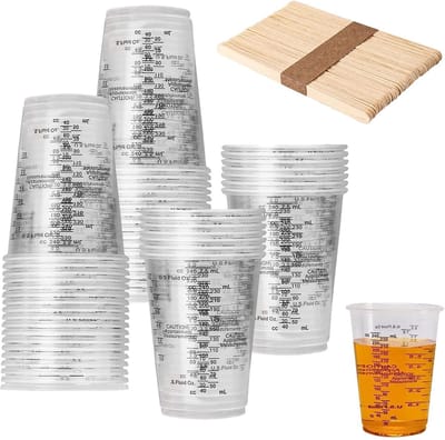 Dailygoods- Mengbekers Set van 50 Stuks - 240 ml Gegradueerde Maatbeker - Transparant Kunststof - Inclusief Houten Stok - Gemakkelijk te Reinigen - Afmetingen 7,8 x 7,8 x 10 cm - Maatbekers