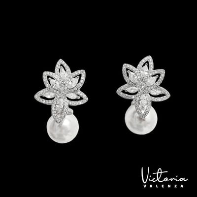Victoria Valenza Zilverkleurige Bloem Oorbellen met Parels en Zirkonia Stenen - Oorknoppen - Zilverkleurig - Bloem oorbellen - Parel oorbellen - Zirkonia
