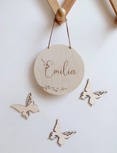 Gepersonaliseerd houten naambord met naam, decoratie voor de kinderkamer, houten naamplaatje, naambordje, babycadeau, deurbordje/wanddecoratie/babykamer/ kinderkamer/ gepersonaliseerde naambord met leren hanger