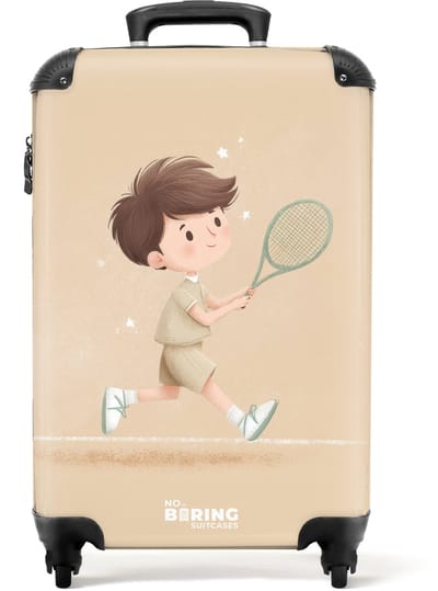 NoBoringSuitcases.com® - Kinderkoffer jongen - Kindertrolley jongens - Jongen speelt tennis op zandkleurige achtergrond - Handbagage koffer lichtgewicht - Reiskoffer trolley kinderen - Rolkoffer met wieltjes - Past binnen 55x40x20 en 55x35x25