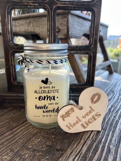 Creaties van Hier - Black & White scented candles Oma met houten hartje – 13,5 cm – vanille