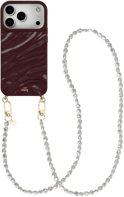xoxo Wildhearts Glaze Cord Case Burgundy - Geschikt voor iPhone 17 Pro Max - Pearlfection - Lang koord - Glimmend siliconen telefoonhoesje met plooien - Dream hoesje met koord - Parelketting - Telefoonkoord
