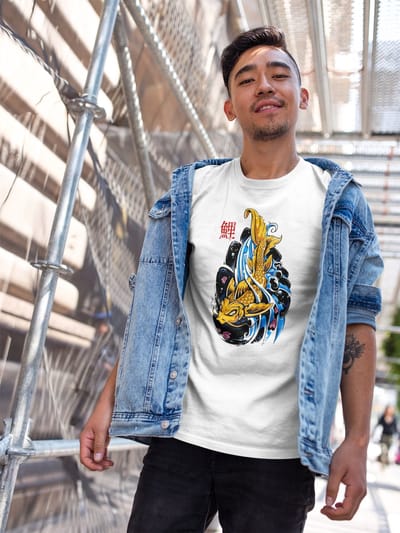 Shirt - Chinese koi fish - Wurban Wear | Grappig shirt | Huisdier | Unisex tshirt | Zwemmen | Vissen | Wit en goud