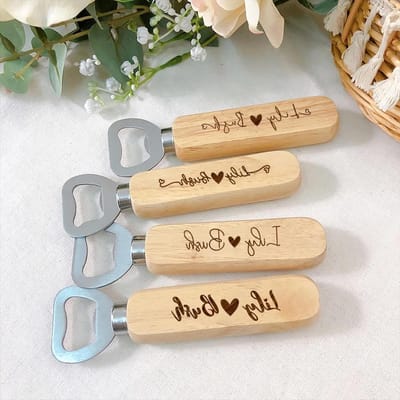 Houten Flesopener - Gepersonaliseerd Cadeau - Bruiloft Gunsten - Uniek Graveerbaar - 14 x 4 cm - Houtkleur