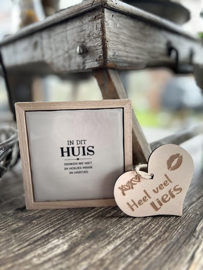 Creaties van Hier -Liefs in een lijstje in dit huis met houten hartje - 12 cm – Keramiek