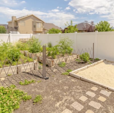 MEUNIQ Uitschuifbaar schaarhek tuinhek 35-300 x 103,5 cm met 4 kunststof standvoeten, aluminium afscheidingshek voor tuin, terras of balkon, donkerbruin