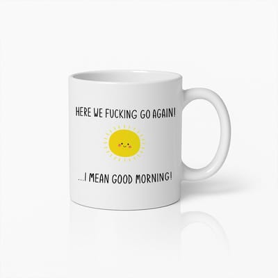 Grappige Ochtend Koffiemok – "Hier Gaan We Weer! Ik Bedoel Goedemorgen!" met Schattige Zon – Humoristisch Cadeau