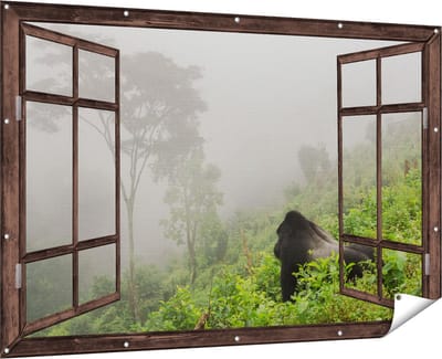 Gards Tuinposter Doorkijk Gorilla in het Woud tijdens de Mist - 180x120 cm - Tuindoek - Tuindecoratie - Wanddecoratie buiten - Tuinschilderij