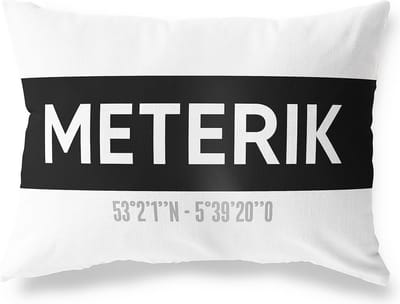 Tuinkussen METERIK - LIMBURG met coördinaten - Buitenkussen - Bootkussen - Weerbestendig - Jouw Plaats - Studio216 - Modern - Zwart-Wit - 50x30cm