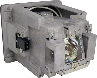 Beamerlamp geschikt voor de OPTOMA WUC700 beamer, lamp code BL-FN465A / SP.74M01GC01. Bevat originele UHP lamp, prestaties gelijk aan origineel.