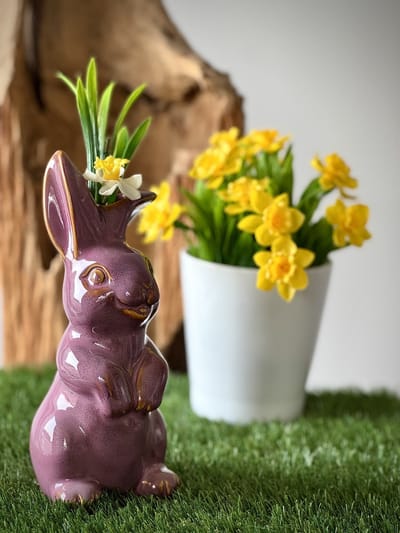Konijn/paashaas vaasje L Sammie violet 24 cm hoog - decoratief beeld of figuur - thema Pasen - lentecollectie - zomercollectie - cadeau - geschenk - voor binnen - decoratie - interieur - voorjaar