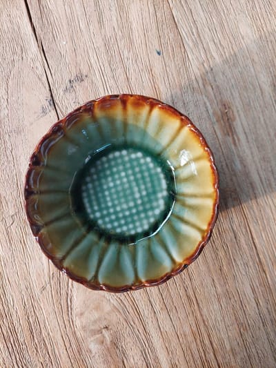 Floz Design klein schaaltje bloemvorm - verschillende soorten glazuur - geschikt voor theezakjes, nootjes en meer - bruin en groen - kwaliteit en fair trade