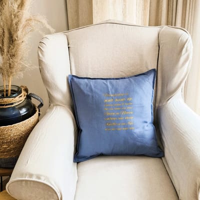 Kussen Kussenhoes met tekst bedrukt cadeau vriendin | vriendschap is | blauw met goud opdruk | 50x50 cm | verjaardag man vrouw iets anders dan tekstbord of tegel