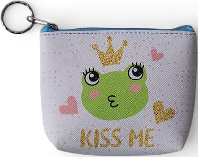 Gemakkelijk om erbij te hebben, dit leuke rits portemonneetje met een afbeelding van een kikker kiss me en hartjes. Geschikt voor bijvoorbeeld pasjes, muntgeld, briefgeld, bonnetjes of oordopjes. Voor uzelf of als Cadeau.