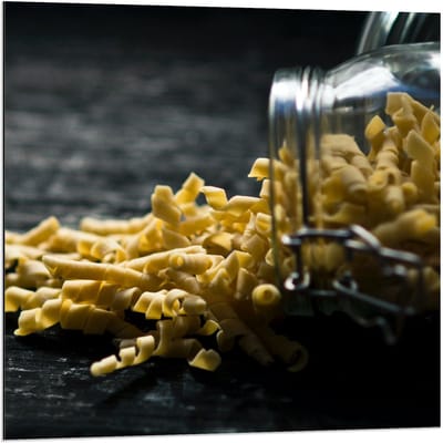 Dibond - Omgevallen Pot met Pasta - 80x80cm Foto op Aluminium (Wanddecoratie van metaal)