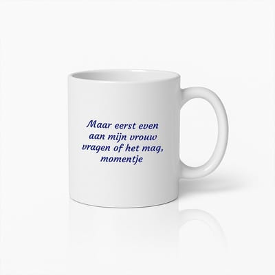 330ml Grappige Nederlandse Quote Mok – "Maar eerst even aan mijn vrouw vragen of het mag" – Humoristische Koffiebeker voor Stellen