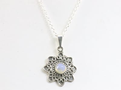 Fijne bewerkte zilveren hanger met Ethiopische opaal aan ketting