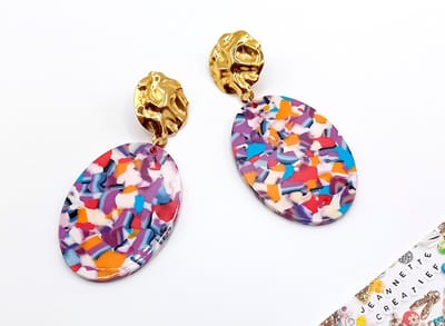 Jeannette-Creatief® - Holland - Resin Oorbellen Ovaal Confetti Goud - Gehamerde Oorknoppen