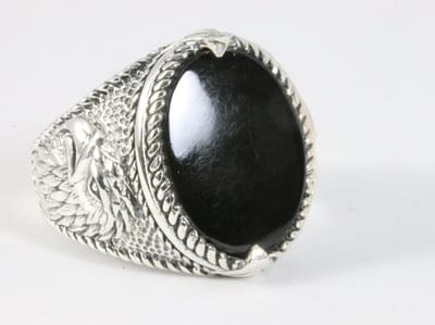 Zware bewerkte zilveren ring met onyx - maat 19
