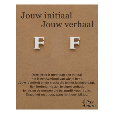 Letter F Oorbellen op Cadeau Kaartje - Jouw initiaal, jouw verhaal - Zilverkleurig Stainless Steel - 7mm Initiaal Oorknopjes- Pax Amare