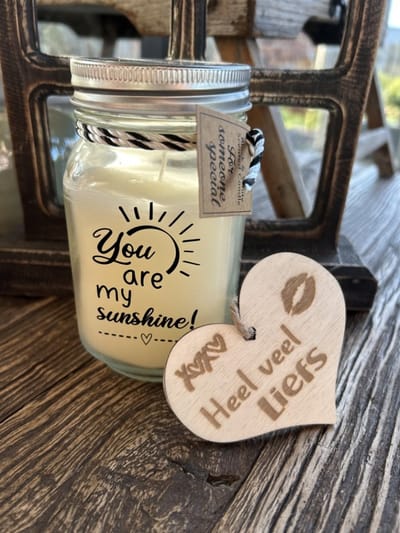 Creaties van Hier - Black & White scented candles You are my sunshine met houten hartje – 13,5 cm – vanille