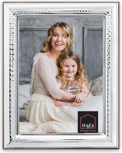 HAES DECO – Verzilverde Fotolijst Brescia voor een foto van 20x25 cm – Fraai Verzilverd met luxe Houten achterzijde en standaard om neer te zetten – VP10625